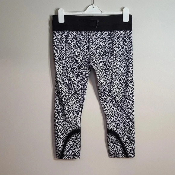 LULULEMON black & white capris workout leggings Size 10 - Picture 2 of 10